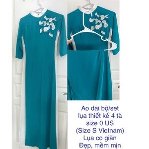 New beautiful Vietnamese Ao dai lụa thiet ke 4 ta bo/set 

size S Vietnam (US 0)